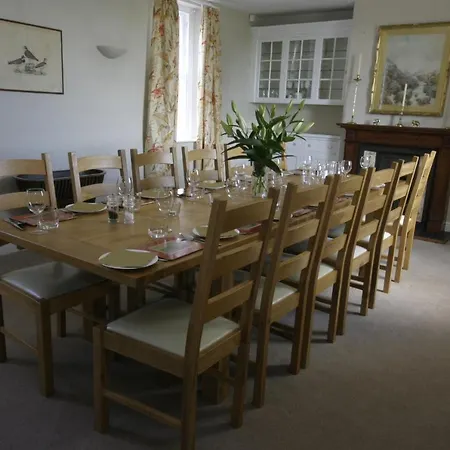 Kirkandrews House אכסניה *
